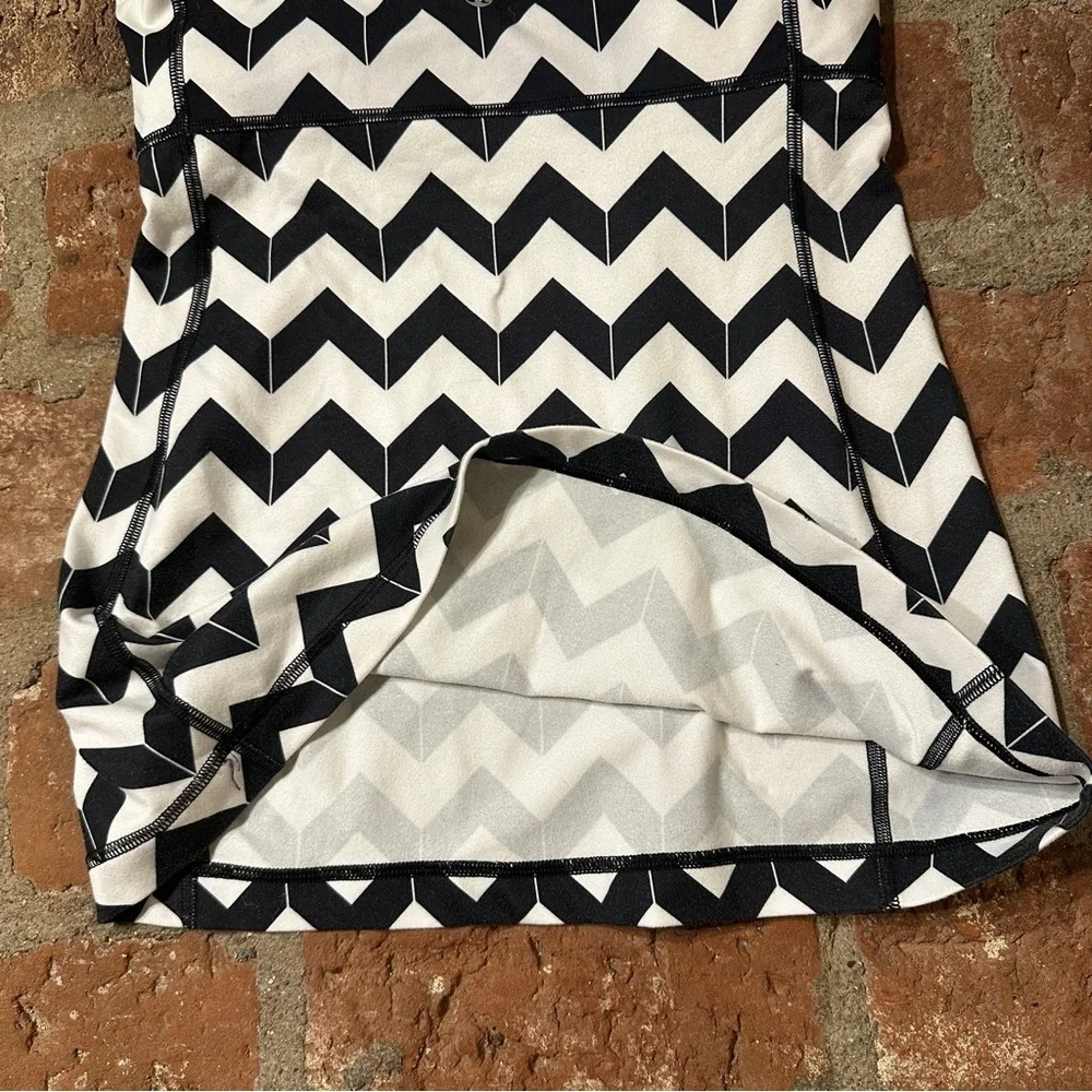 Lululemon Scoop Neck Tank in the "Arrow Chevron Polar Cream Black" pattern sz 6 - Picture 11 of 16